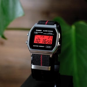 Custom Casio A158WEA-1EF Uhr, schwarz-rot gestreift, Display-Modifikation – NATO-Armband, Vintage-Digitaluhr F91W G-Shock Mod AE1200 AQ230 A168W Bild 3