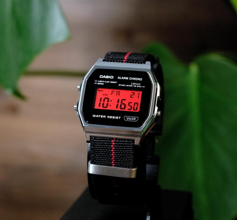 Custom Casio A158WEA-1EF Uhr, schwarz-rot gestreift, Display-Modifikation – NATO-Armband, Vintage-Digitaluhr F91W G-Shock Mod AE1200 AQ230 A168W Bild 3