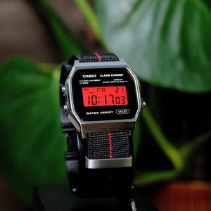 Custom Casio A158WEA-1EF Uhr, schwarz-rot gestreift, Display-Modifikation – NATO-Armband, Vintage-Digitaluhr F91W G-Shock Mod AE1200 AQ230 A168W Bild 2