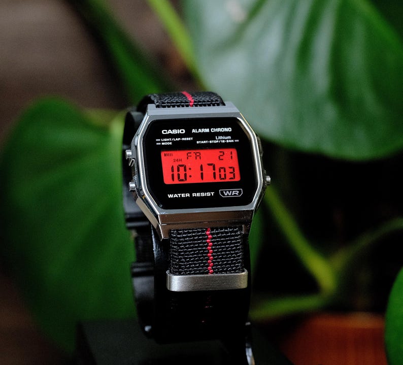 Custom Casio A158WEA-1EF Uhr, schwarz-rot gestreift, Display-Modifikation – NATO-Armband, Vintage-Digitaluhr F91W G-Shock Mod AE1200 AQ230 A168W Bild 2