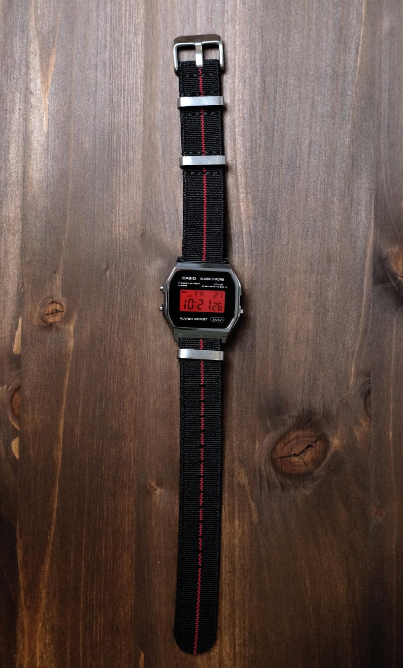 Custom Casio A158WEA-1EF Uhr, schwarz-rot gestreift, Display-Modifikation – NATO-Armband, Vintage-Digitaluhr F91W G-Shock Mod AE1200 AQ230 A168W Bild 7
