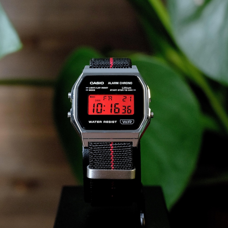 Custom Casio A158WEA-1EF Uhr, schwarz-rot gestreift, Display-Modifikation – NATO-Armband, Vintage-Digitaluhr F91W G-Shock Mod AE1200 AQ230 A168W Bild 1