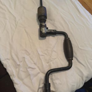 Puede incluir: Juego de tres tazas de cerámica con acabado mate moteado. Las tazas son de color crema, gris claro y gris oscuro. Cada taza tiene un diseño simple y minimalista.