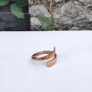 Könnte beinhalten: Rustikales Holzschild mit dem Text "Welcome to our home" in weißer Schrift. Das Schild hat eine Used-Optik und ein schlichtes, einladendes Design, ideal für die Eingangsbereichsdekoration.