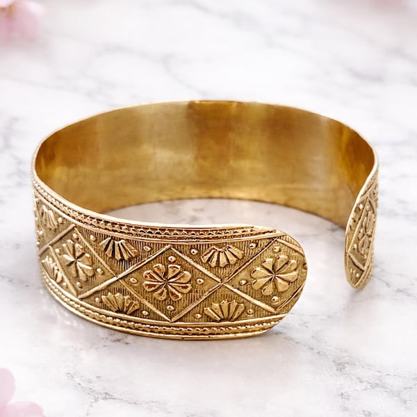 Bracelet manchette doré, bracelet jonc floral gravé, bracelet bohème tendance, manchette ouverte ajustable, bijou de style vintage, bracelet jonc fait main...
