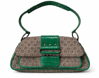 Bolsa de ombro vintage GUESS Monogram Baguette Y2K verde com estampa de crocodilo.