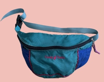 Pochete vintage Camp Trails dos anos 90, em blocos de cores azul-turquesa e rosa.