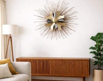 Escultura de metal grande de estilo brutalista vintage con forma de sol radiante para decoración de pared, arte mural atómico de mediados de siglo.