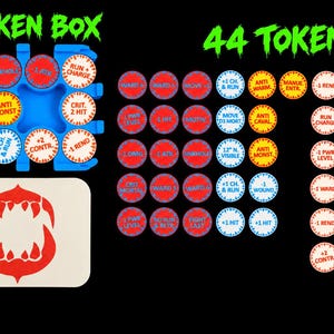 Op de afbeelding: Een blauwe plastic tokenbox met diverse ronde spelpenningen, samen met 44 losse ronde penningen in rood, blauw en geel, en een witte rechthoekige kaart met een rode afbeelding van een gestileerde mond met scherpe tanden.