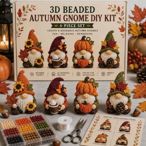 Op de afbeelding: Een 3D-kralen herfstkabouter DIY-kit met een doos waarop vier kabouterontwerpen staan. De set bevat een plastic organizer met gekleurde kralen, een klosje wit garen, een metalen schaar en een instructieblad. Vier afgewerkte kabouterfiguren staan afgebeeld.