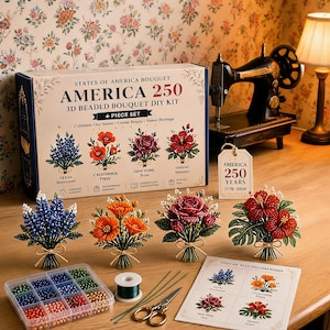 Pode incluir: Um kit de artesanato de buquês de contas 3D America 250 de 4 peças com ilustrações de flores: tremoços do Texas, papoulas da Califórnia, rosas de Nova Iorque e hibiscos do Havai. Inclui organizador de contas, arame, tesoura, instruções e quatro buquês terminados.