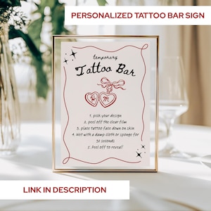 Może przedstawiać: Oprawiony znak z napisem "PERSONALIZED TATTOO BAR SIGN" u g&oacute;ry. Znak zawiera słowa "temporary Tattoo Bar" i instrukcje dotyczące nakładania tymczasowych tatuaży. Na dole znaku widnieje napis "LINK IN DESCRIPTION".