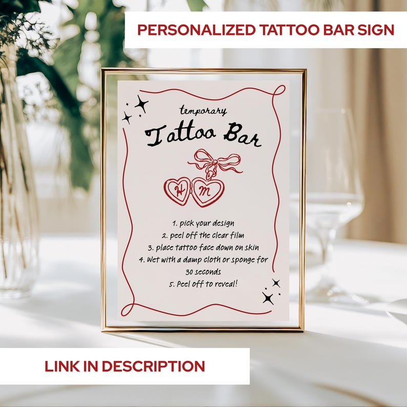 Może przedstawiać: Oprawiony znak z napisem "PERSONALIZED TATTOO BAR SIGN" u g&oacute;ry. Znak zawiera słowa "temporary Tattoo Bar" i instrukcje dotyczące nakładania tymczasowych tatuaży. Na dole znaku widnieje napis "LINK IN DESCRIPTION".