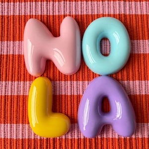 Letras de burbujas con aspecto cerámico, nombres, números y símbolos personalizados, letrero ligero para la puerta de la habitación infantil.