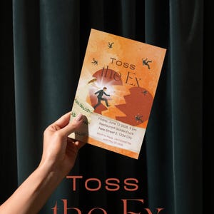 Könnte beinhalten: Einladungskarte mit dem Text "Toss the Ex" in einer stilisierten Schriftart. Die Karte zeigt eine Illustration einer Person, die vor einem zerbrochenen Objekt flieht. Zusätzliche Eventdetails sind enthalten.
