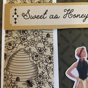 Puede incluir: Tarjeta decorativa con el texto "Sweet as Honey" en escritura elegante. La tarjeta presenta un dise&ntilde;o floral y de colmena con una ilustraci&oacute;n vintage de una mujer con un vestido. La paleta de colores incluye beige, negro y verde.