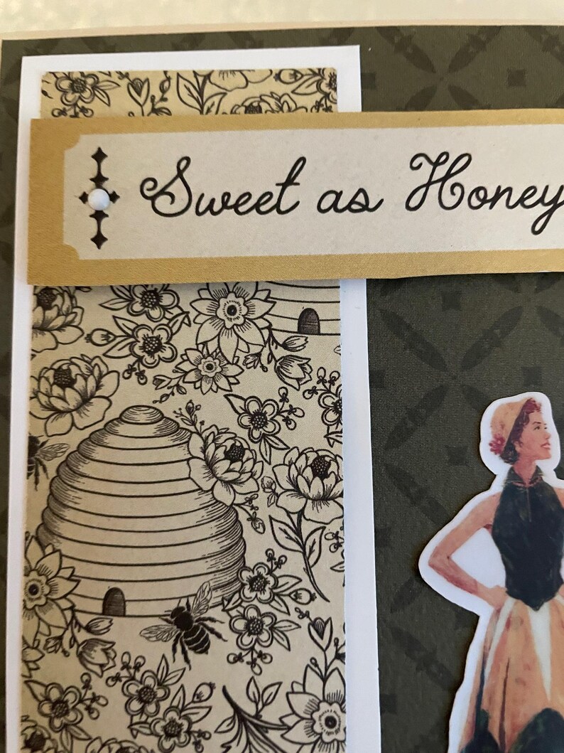 Puede incluir: Tarjeta decorativa con el texto "Sweet as Honey" en escritura elegante. La tarjeta presenta un dise&ntilde;o floral y de colmena con una ilustraci&oacute;n vintage de una mujer con un vestido. La paleta de colores incluye beige, negro y verde.