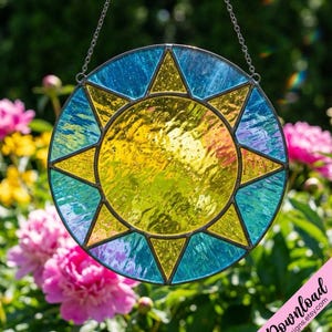 Può includere: Un acchiappasole in vetro colorato con un disegno a forma di sole. Il sole ha un centro giallo e raggi triangolari gialli, circondati da un anello esterno blu. È appeso a una catena, ideale per aggiungere colore a una stanza.