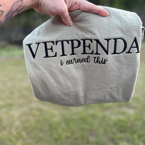 Op de afbeelding: Een set van drie keramische nestkommen in afnemende maten. De grootste kom is lichtblauw, de middelste is donkerder blauw en de kleinste is wit. Elke kom heeft een gladde, glanzende afwerking.