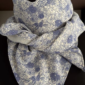 Bufanda Mon Zinzolin, bufanda de algodón de doble gasa con certificación Oeko-tex, estampado floral azul lavanda sobre fondo blanquecino
