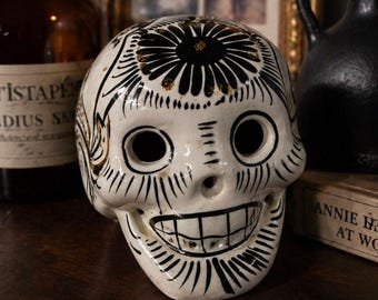 Decorazione a forma di teschio in ceramica nera, bianca e oro, mini statuetta a forma di teschio, decorazione gotica moderna per mensole.