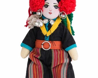 Muñeca antigua de la tribu tailandesa de las colinas, estilo Akha, hecha a mano con traje étnico y arte popular.