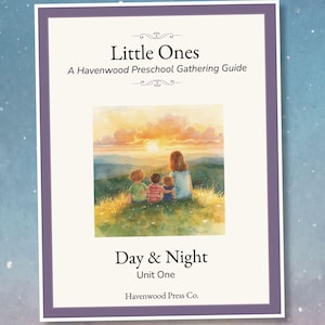 Peut inclure: Une couverture de livre rectangulaire avec une bordure violette et un fond crème. Le texte indique Little Ones, A Havenwood Preschool Gathering Guide, Day & Night, Unit One et Havenwood Press Co. Une illustration à l'aquarelle montre trois enfants et un adulte assis sur une colline herbeuse regardant un coucher de soleil sur des montagnes lointaines.