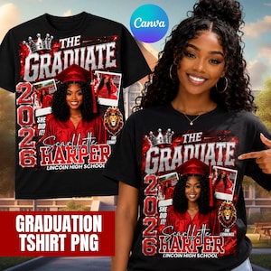 Könnte beinhalten: Schwarzes Abschluss-T-Shirt mit einem Design mit dem Text "THE GRADUATE 2026" und dem Namen "Scarllette Harper" mit einem Foto einer Absolventin in roter Kappe und Robe. Das Shirt enthält auch eine Löwen-Grafik.