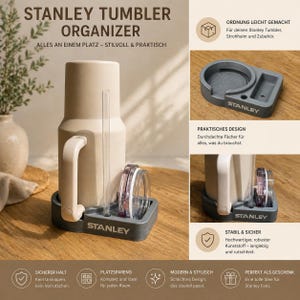 Può includere: Un bicchiere Stanley beige con manico e cannuccia trasparente, posto in un organizer grigio. L'organizer contiene anche un coperchio. Il testo sull'organizer recita "STANLEY". Il testo "STANLEY TUMBLER ORGANIZER" è in alto.