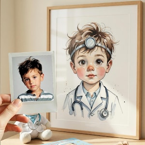 Può includere: Una stampa ad acquerello incorniciata di un ragazzino vestito da dottore, con uno stetoscopio e uno specchio frontale. Una foto polaroid del ragazzo è tenuta accanto alla stampa, insieme a un piccolo giocattolo di peluche a forma di dottore.