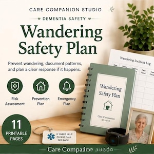 Puede incluir: Un cuaderno verde con espiral titulado "Wandering Safety Plan" con un registro de incidentes a juego y un marco de fotos. La imagen también incluye un llavero de alerta médica, un dispositivo portátil negro y una pequeña planta en maceta. El texto dice "Care Companion Studio."