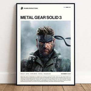 Op de afbeelding: Een ingelijste poster voor Metal Gear Solid 3, met een man met een hoofdband en militaire kleding. De poster bevat de titel van het spel, het Kojima Productions-logo en tekst onderaan. De achtergrond is een wazige, rokerige scène.