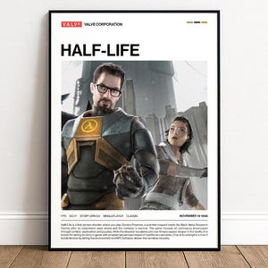Puede incluir: Un póster enmarcado con el videojuego Half-Life. El póster tiene un marco negro y muestra el título del juego en letras grandes y en negrita. La imagen muestra dos personajes del juego. El póster se muestra en una pared blanca.