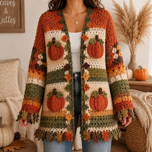 Può includere: Un cardigan all'uncinetto a maniche lunghe con righe orizzontali nei toni dell'arancione, crema e verde oliva. Il capo è decorato con quattro applicazioni di zucca arancione tridimensionali e un bordo di piccole foglie all'uncinetto.