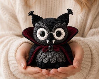 Patrón de ganchillo gótico, amigurumi de búho vampiro de Halloween en PDF, peluche de ganchillo Vesper, descarga instantánea.