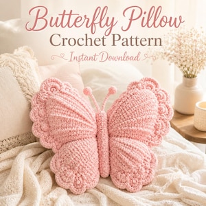 Könnte beinhalten: Ein handgefertigtes, rosa gehäkeltes Schmetterlingskissen. Das Kissen hat detaillierte Flügel und Fühler. Der Text "Butterfly Pillow Crochet Pattern Instant Download" wird oben im Bild angezeigt.