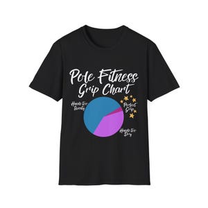Peut inclure: Un t-shirt noir à manches courtes avec un graphique en camembert intitulé Pole Fitness Grip Chart. Les sections du graphique sont étiquetées Hands too Sweaty, Hands too Dry et Perfect Grip, cette dernière accompagnée de cinq étoiles dorées.