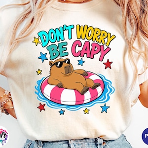 Non preoccuparti, sii un capibara PNG, divertente design estivo per sublimazione, simpatico capibara galleggiante per piscina PNG, grafica di capibara rilassato, abiti da vacanza PNG