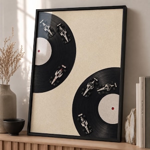 Puede incluir: Una pieza de arte mural enmarcada que presenta dos discos de vinilo negros dispuestos sobre un fondo beige texturizado. Cada disco está adornado con tres coches de carreras en miniatura blancos y negros colocados a lo largo de los surcos, creando una composición visual dinámica.