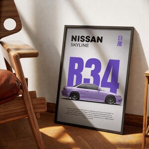 Op de afbeelding: Een ingelijste poster met een lichtpaarse Nissan Skyline R34 sportwagen. Het ontwerp bevat de tekst NISSAN SKYLINE, de grote paarse tekens R34, Japanse tekst en een beschrijvende alinea over de geschiedenis van het voertuig.