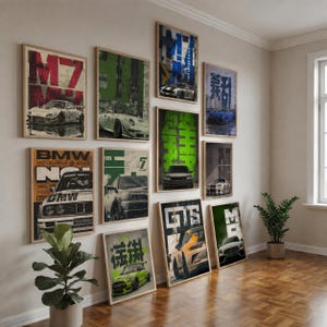 Könnte beinhalten: Eine Sammlung von zehn gerahmten Wandkunstdrucken mit verschiedenen Sportwagen, darunter BMW-, Porsche- und Mini-Modelle, die in einem Raster auf einer hellen Wand angeordnet sind. Jeder Druck enthält kräftige Typografie, leuchtende Farben und Automobilmotive.