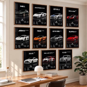 Könnte beinhalten: Eine Sammlung von zehn gerahmten vertikalen Postern an einer Wand, die jeweils einen anderen Sportwagen auf schwarzem Hintergrund zeigen, mit weißem Text, der Modell, Jahr, Leistung, Gewicht und Höchstgeschwindigkeit jedes Fahrzeugs angibt.