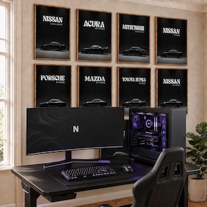 Peut inclure: Huit affiches encadrées en noir et blanc représentant divers modèles de voitures, notamment Nissan, Acura, Mitsubishi, Porsche, Mazda et Toyota Supra, disposées au-dessus d'un bureau avec écran, clavier, souris et unité centrale.