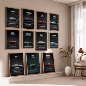 Peut inclure: Une collection de onze affiches verticales encadrées sur un mur, chacune présentant l'illustration d'une voiture de sport différente sur fond noir avec du texte blanc identifiant le modèle, la marque et l'année, dans des cadres en bois clair.
