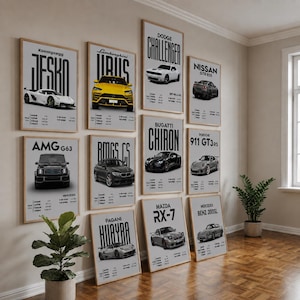 Op de afbeelding: Een galerijmuur met tien verticale posters van sportwagens, waaronder de Koenigsegg Jesko, Lamborghini Urus, Dodge Challenger, Nissan GTR R35, Mercedes AMG G63, BMW M5 CS, Bugatti Chiron, Porsche 911 GT3RS, Pagani Huayra, Mazda RX-7 en Mercedes Benz 300SL.