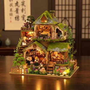 Può includere: Una casa delle bambole in miniatura a più livelli con tetto coperto di muschio, pareti in mattoni e interni dettagliati. La casa delle bambole presenta un piccolo giardino con fiori, una staccionata in legno e un cartello "WELCOME".