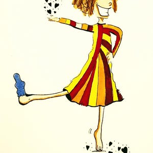 Può includere: Un'illustrazione stravagante di una figura sorridente in un vestito a righe, con una gamba sollevata e un braccio teso. L'abito presenta strisce verticali gialle, rosse e arancioni. Forme di cuore nero fluttuano dalla mano e sotto i piedi, con un calzino blu su un piede.