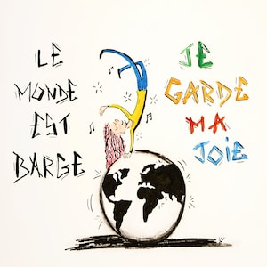 Op de afbeelding: Een grillige illustratie van een persoon die een handstand op een wereldbol maakt. De teksten "LE MONDE EST BARGE" en "JE GARDE MA JOIE" zijn geschreven in zwart, groen, oranje, rood en blauw. Muzieknoten en sterren omringen de wereldbol.