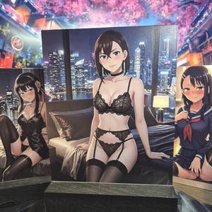 Peut inclure: Un présentoir en acrylique rectangulaire présentant une illustration de style anime d'une personne aux cheveux courts et foncés portant de la lingerie en dentelle noire, un porte-jarretelles et des bas, devant un paysage urbain nocturne.