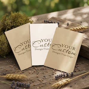 Op de afbeelding: Drie aangepaste kaarten met de tekst "YOUR Custom Design/Text/Logo" en "YOU Custom Design/Text" erop gedrukt. De kaarten zijn in tinten beige en wit, met een rustieke houten achtergrond en decoratieve tarwe en lavendel.